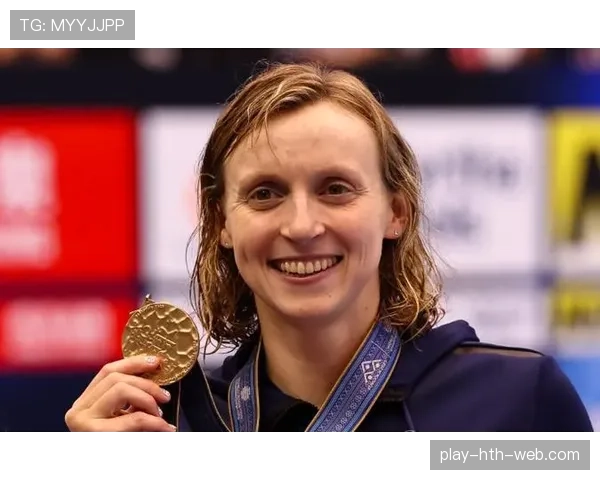 凯蒂·莱德基这张机场照太接地气，金牌女王下班感满满