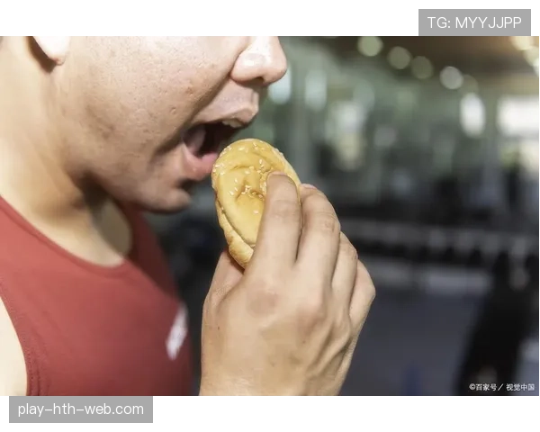 孙准浩训练完直接坐路边啃冷面包，这自律程度真不是一般人扛得住